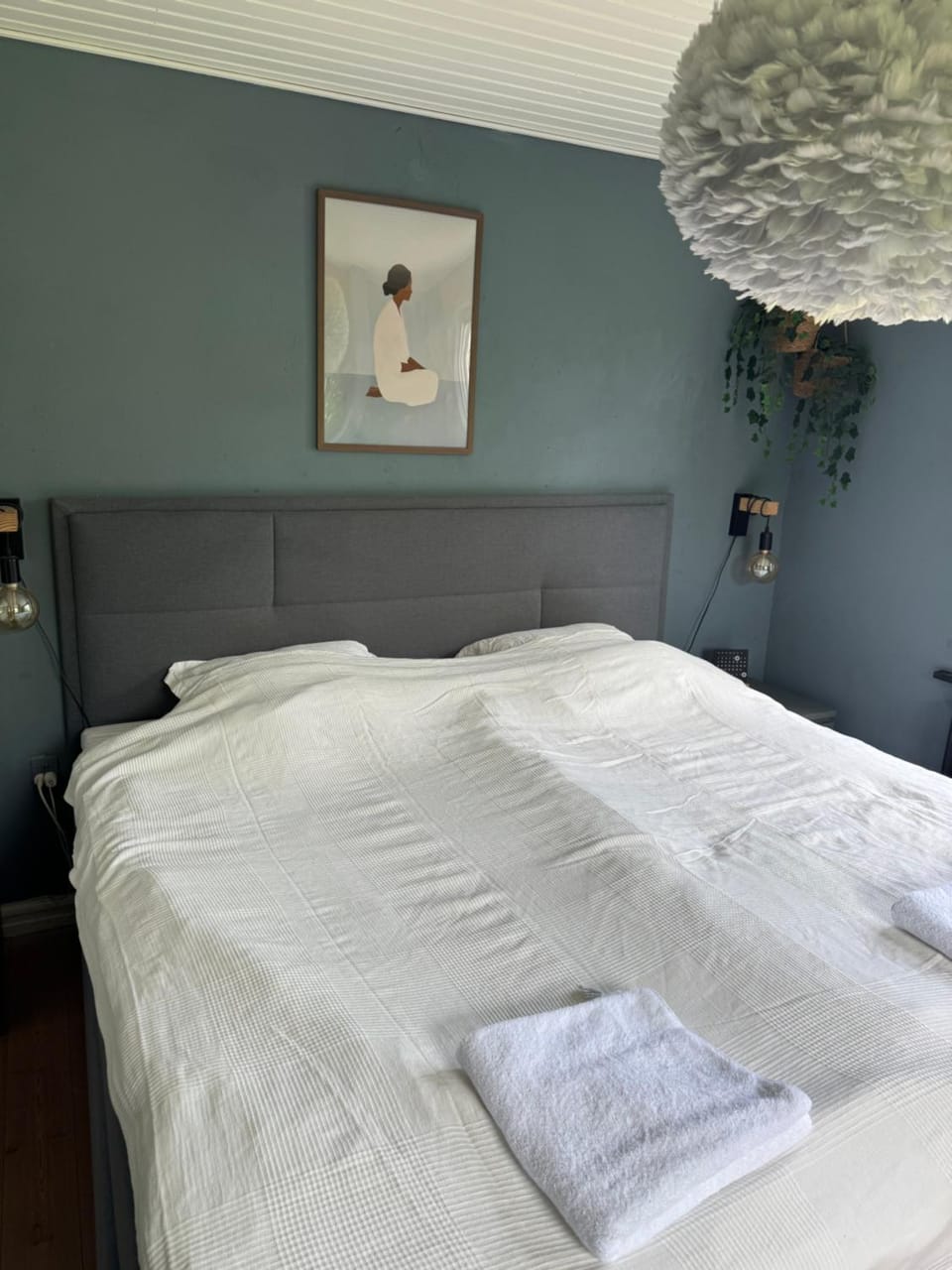 Bed, Photo of the whole room, Bedroom, towels