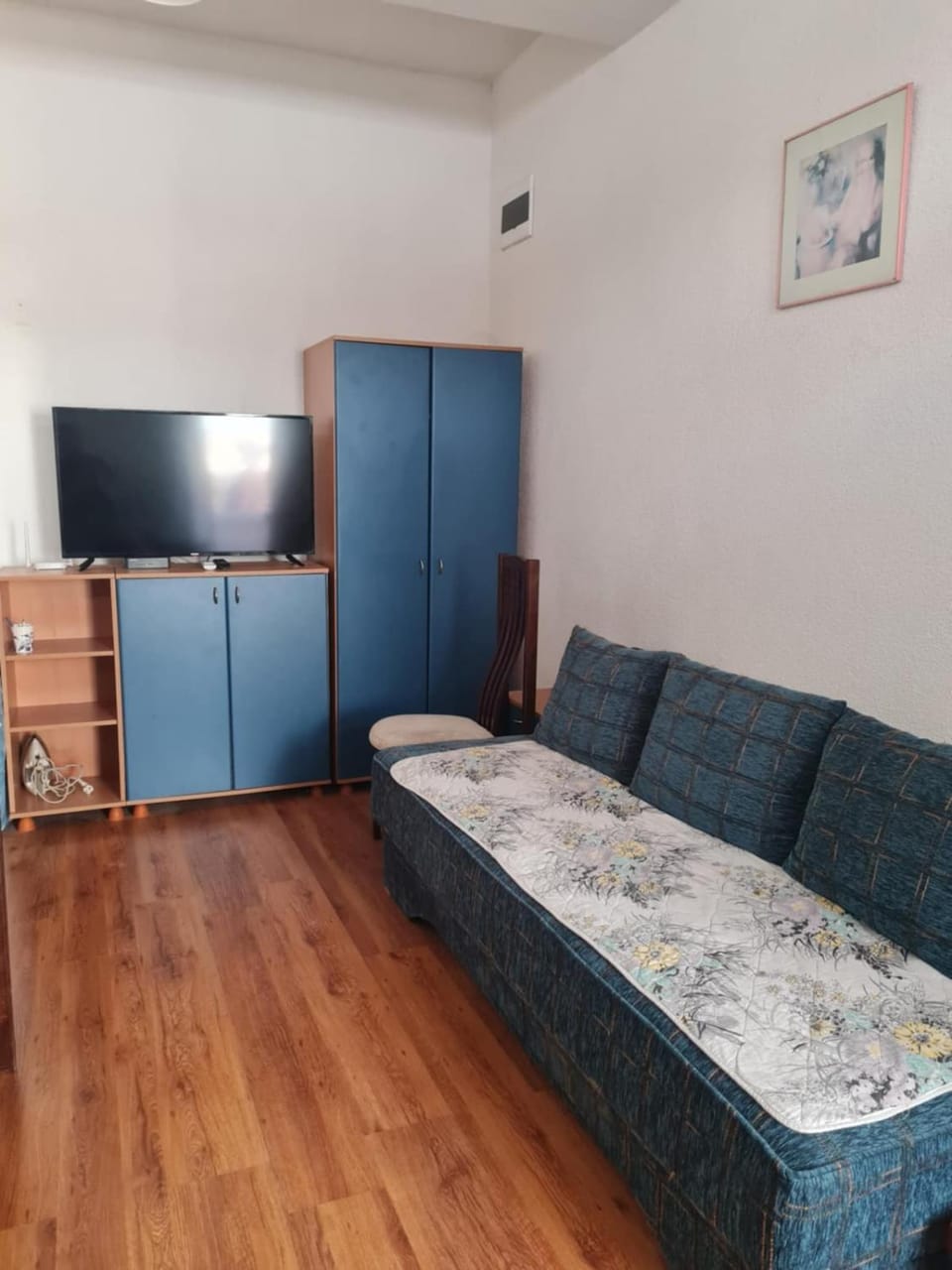 Bed, Living room, Seating area, Bedroom, wardrobe
