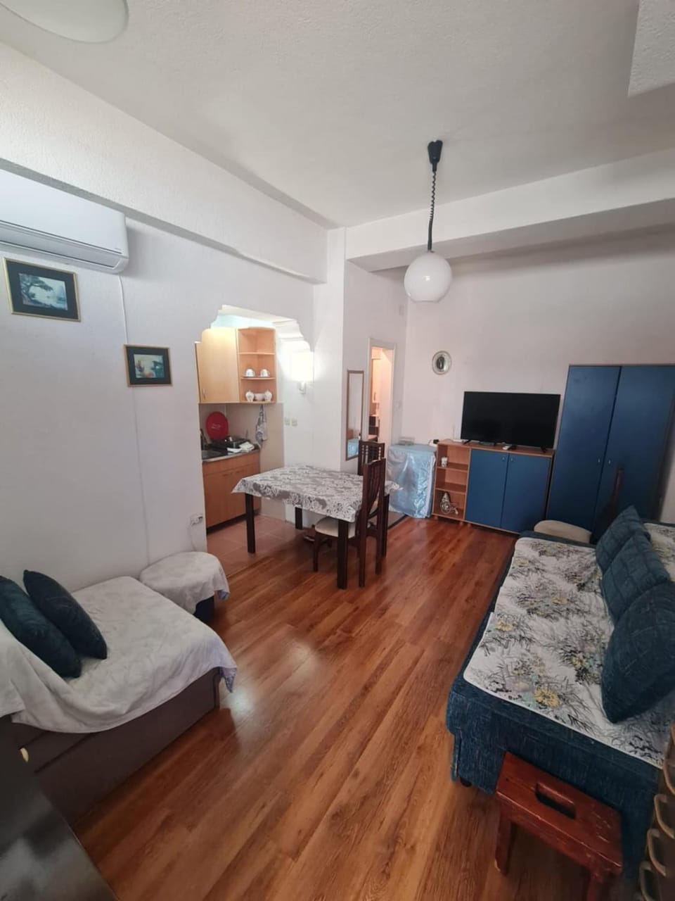 Bed, TV and multimedia, Living room, Photo of the whole room, Seating area, Bedroom