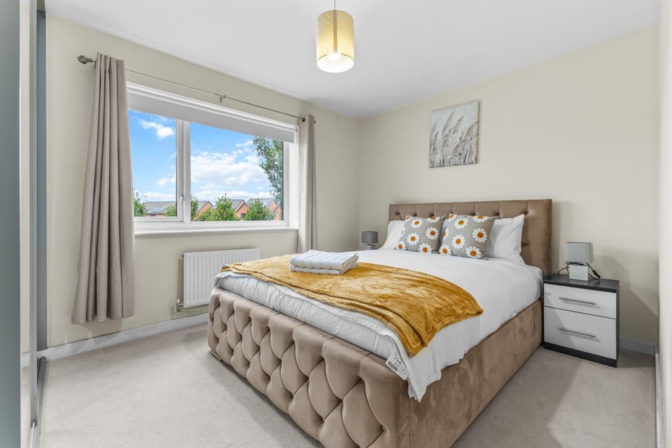 Bed, Photo of the whole room, Bedroom, towels