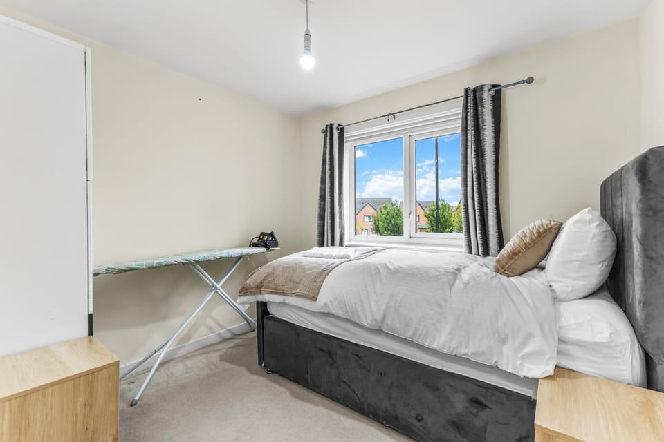 Bed, Photo of the whole room, Bedroom