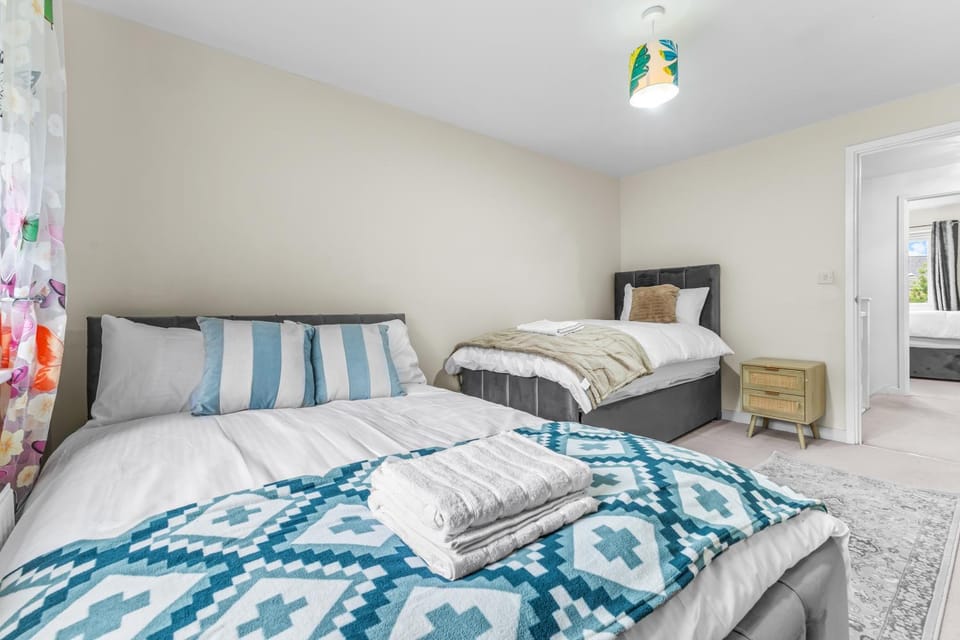 Bed, Photo of the whole room, Bedroom, towels