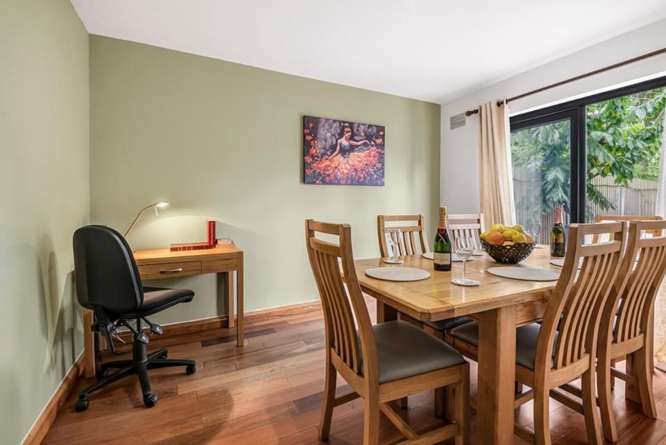 3BR Home Garden & Free Parking - New Malden Apartment in London Borough of Richmond upon Thames