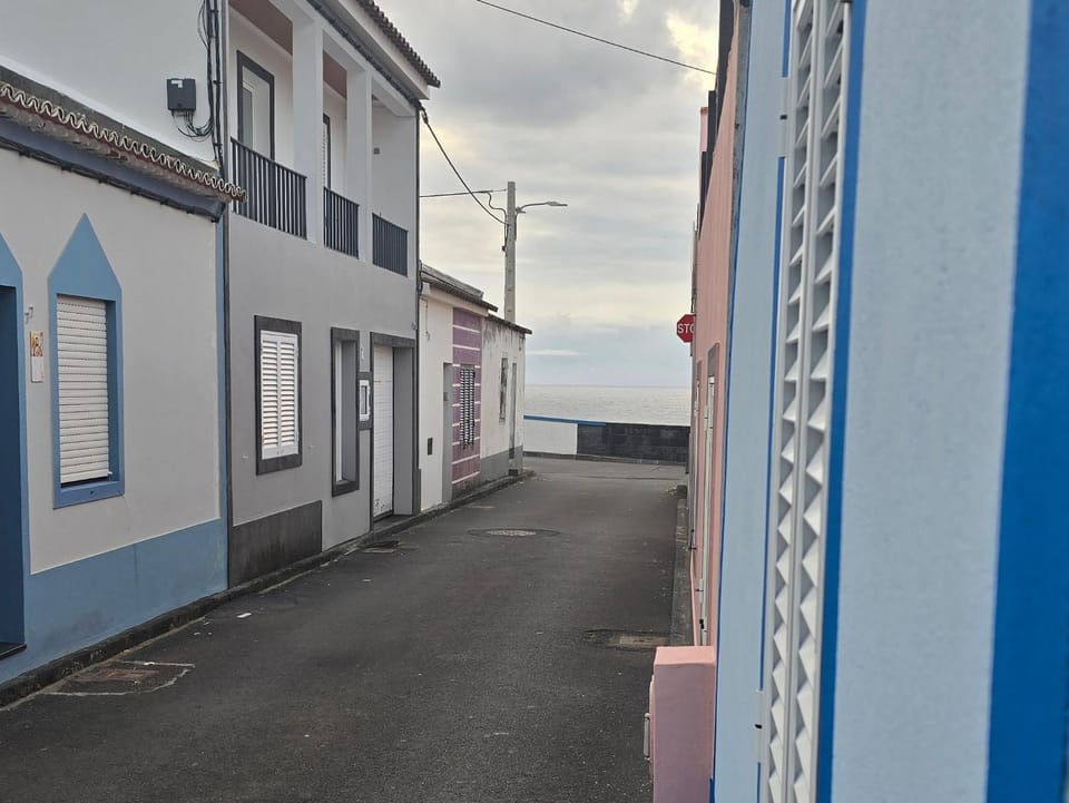 Property building, Day, Neighbourhood, Sea view, Street view