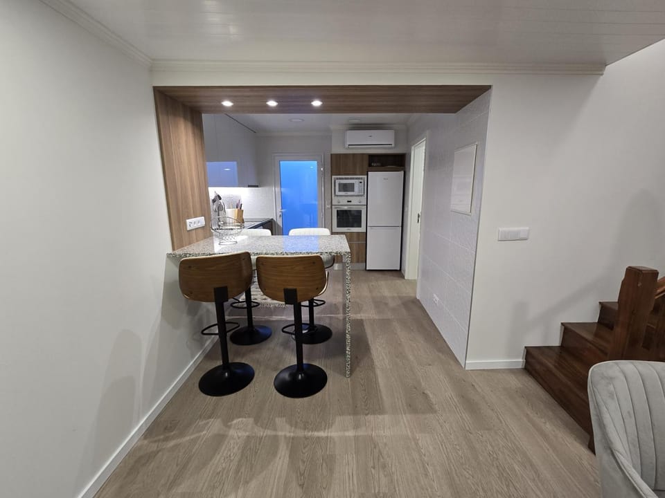 Kitchen or kitchenette, Living room, Seating area, Dining area