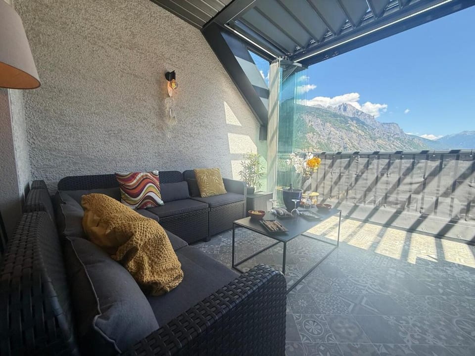 Patio, Day, Natural landscape, View (from property/room), Balcony/Terrace, Mountain view