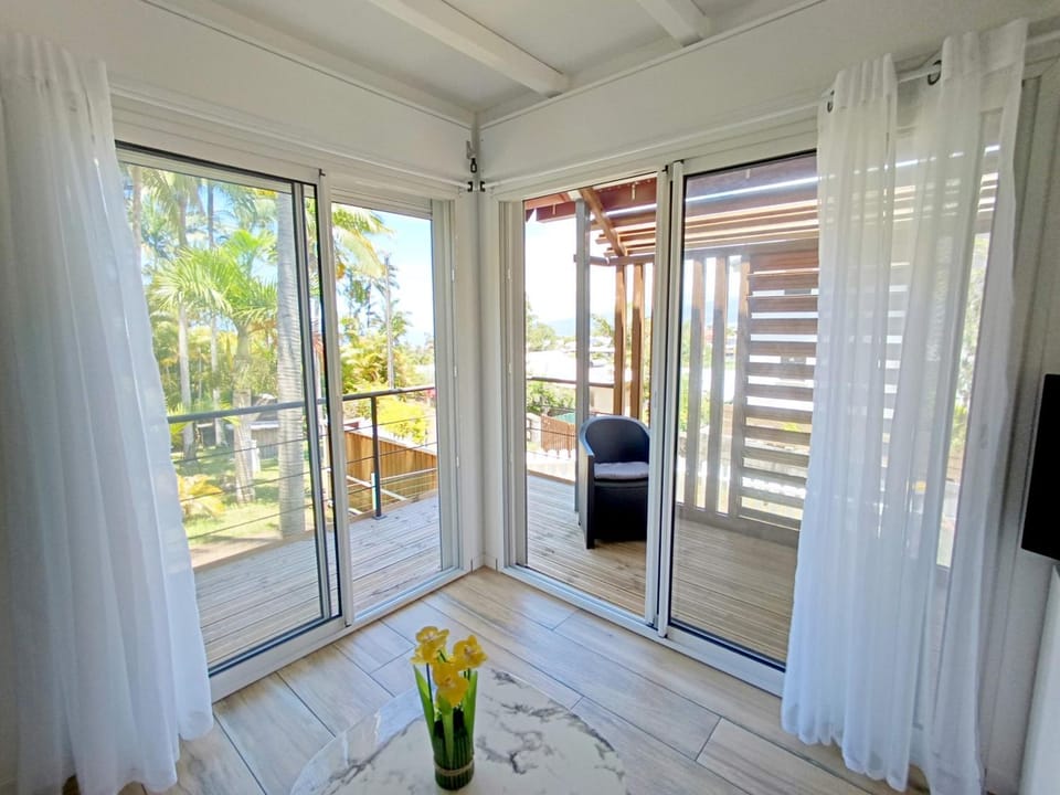 Patio, Communal lounge/ TV room, Day, Garden, TV and multimedia, View (from property/room), Balcony/Terrace, Garden view