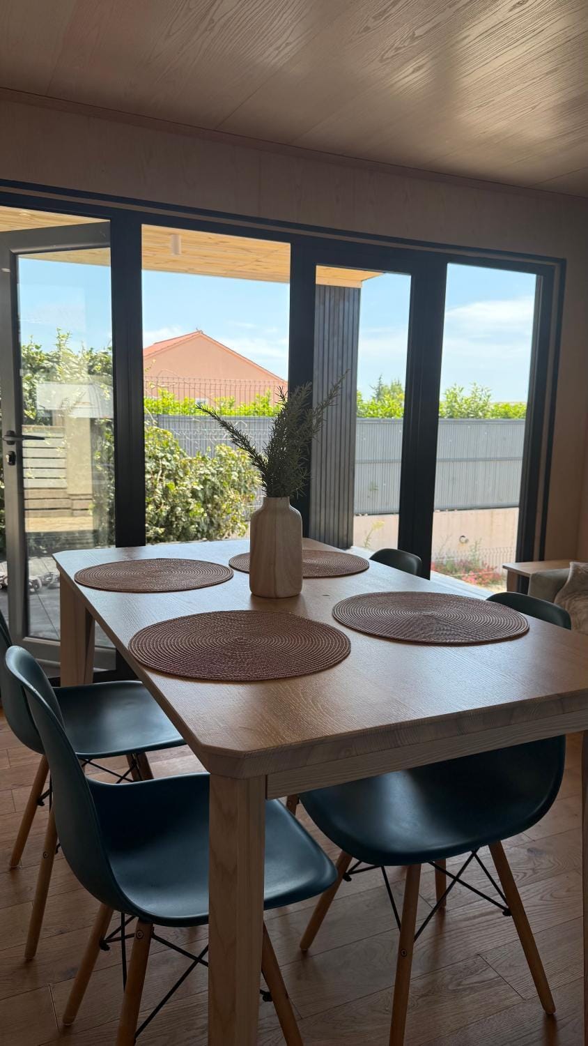 View (from property/room), Balcony/Terrace, Living room, Seating area, Dining area