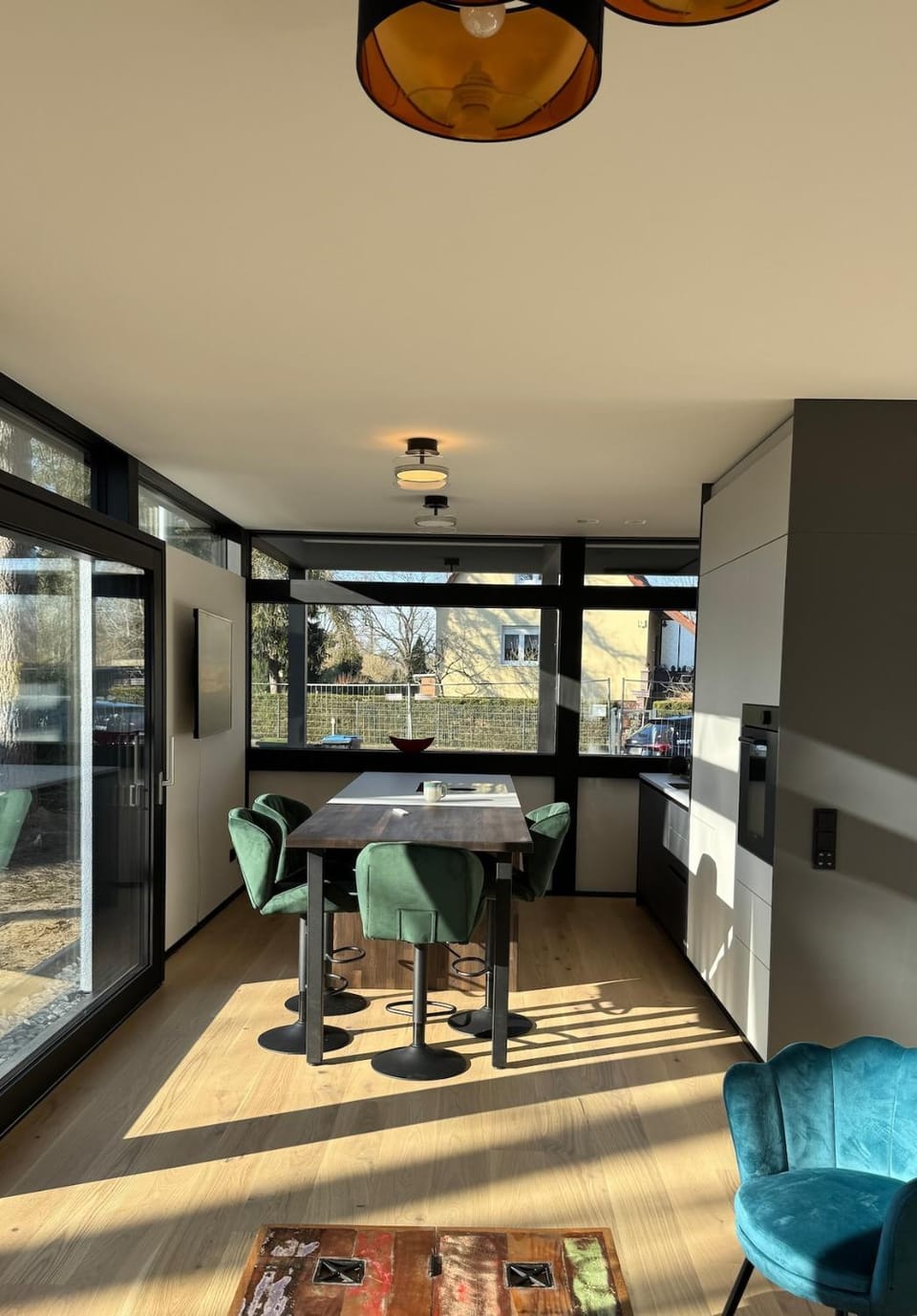 Kitchen or kitchenette, Living room, Seating area, Dining area