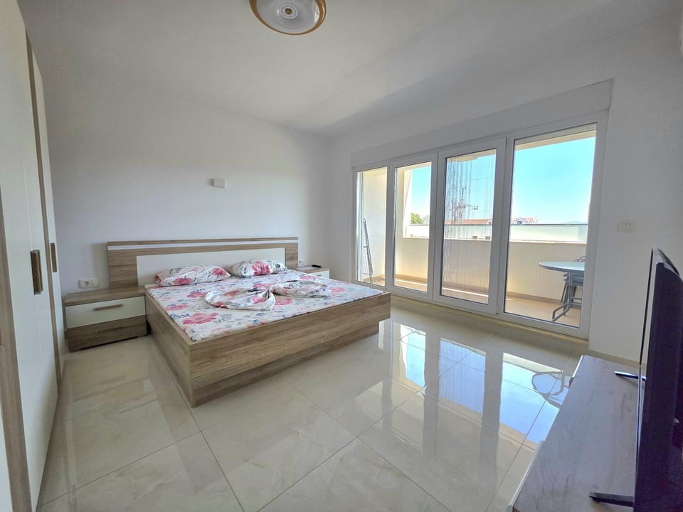 Bed, TV and multimedia, Photo of the whole room, Evening entertainment, Bedroom