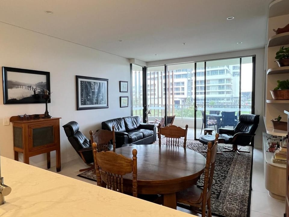 TV and multimedia, Living room, Seating area, Dining area