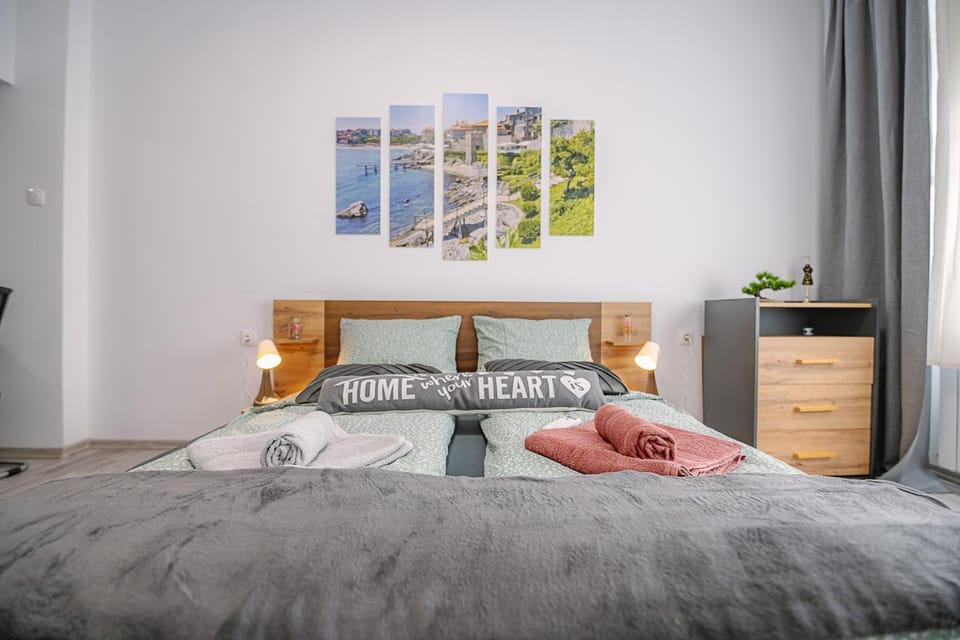 Bed, Bedroom, towels