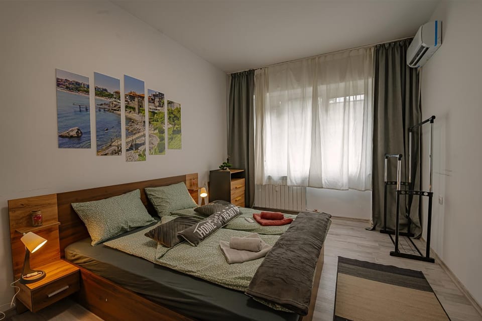 Bed, towels, air conditioner