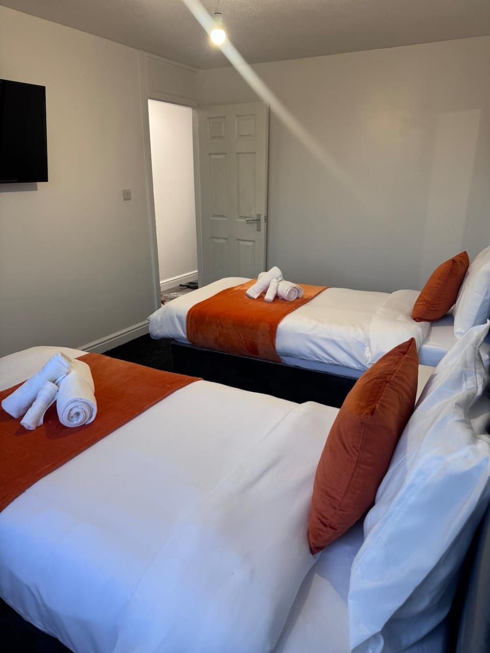 The Triplex 2 Wolverhampton - 4 Bedroom - Free Parking - Fast WIFI House in Wolverhampton