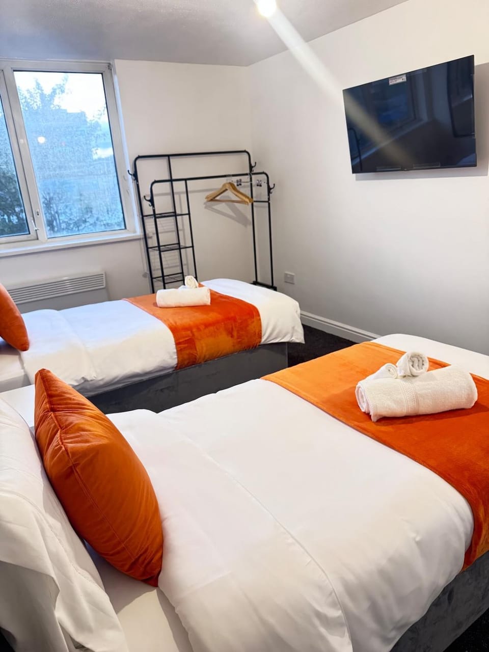 The Triplex 2 Wolverhampton - 4 Bedroom - Free Parking - Fast WIFI House in Wolverhampton