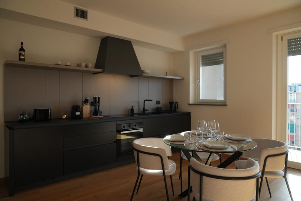 Coffee/tea facilities, Kitchen or kitchenette, Dining area, stove, toaster