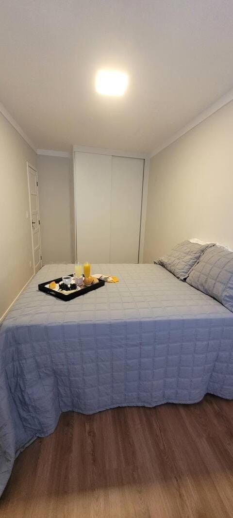 Bed, Food and drinks, Photo of the whole room, Bedroom
