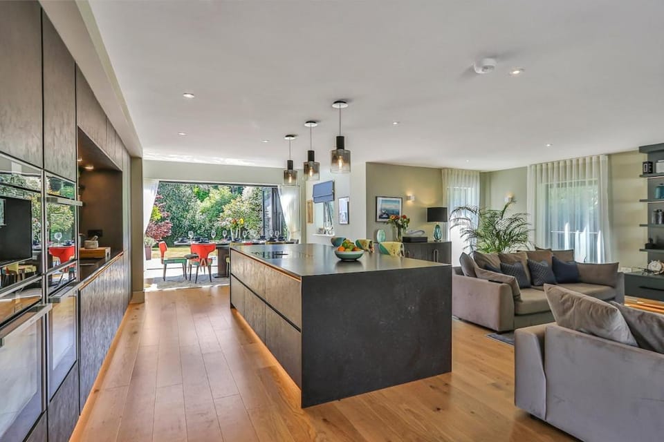 Avon House - modern family home House in Ringwood