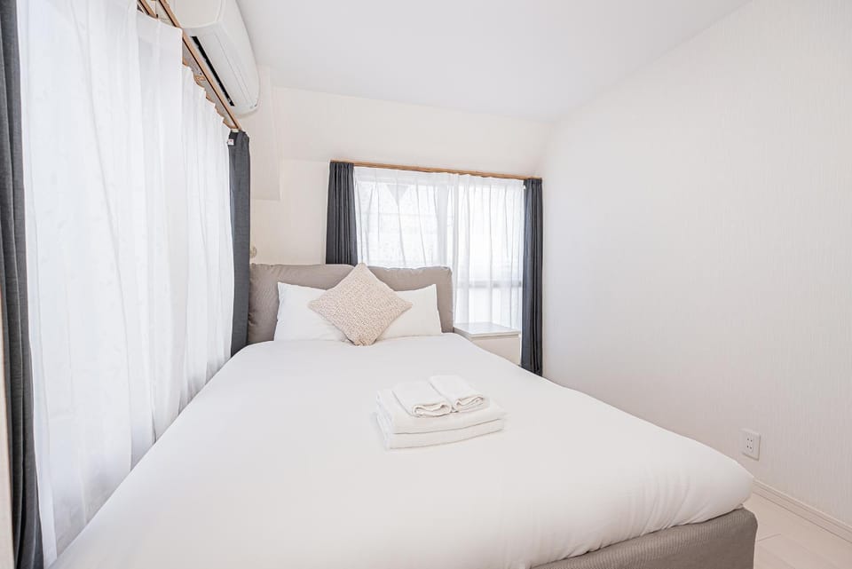 Bed, Bedroom, towels