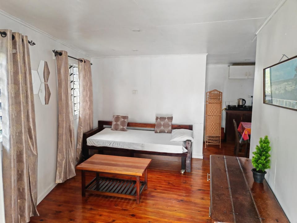 Bed, TV and multimedia, Living room, Seating area