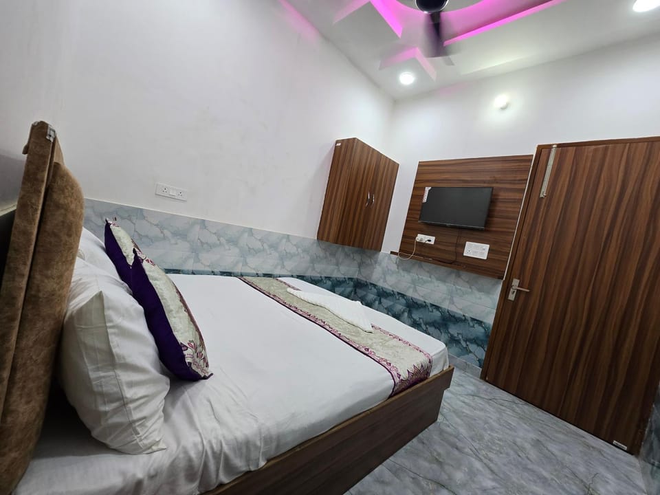 Shri Girraj Dham Bed and Breakfast in Uttar Pradesh