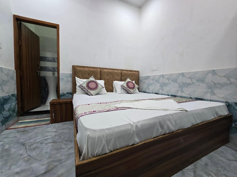 Shri Girraj Dham Bed and Breakfast in Uttar Pradesh