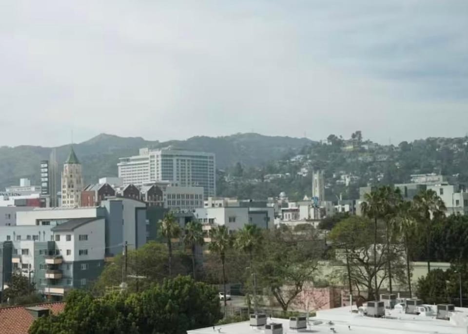 Luxury Hollywood Studio With Pool, Parking, Gym Apartment in Hollywood
