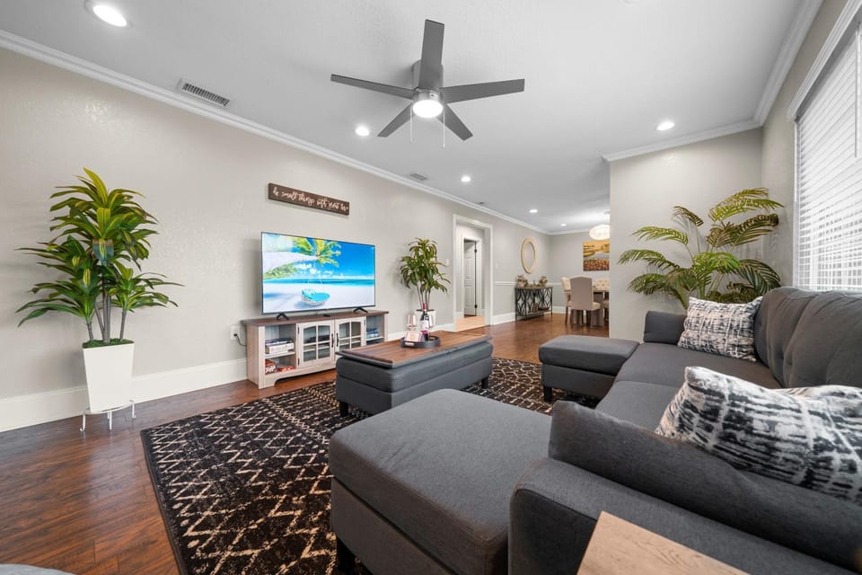 Communal lounge/ TV room, TV and multimedia, Living room, Seating area, Evening entertainment