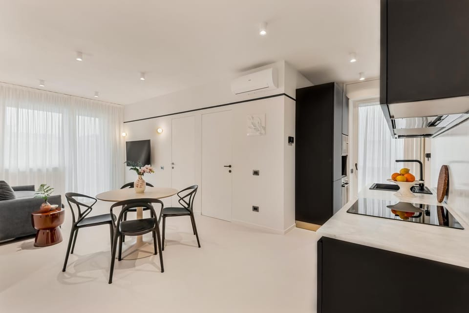 Communal lounge/ TV room, TV and multimedia, Dining area, air conditioner