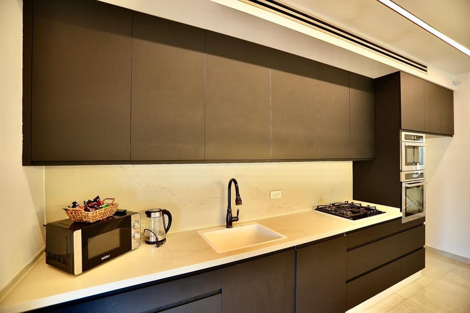 Coffee/tea facilities, Kitchen or kitchenette, stove