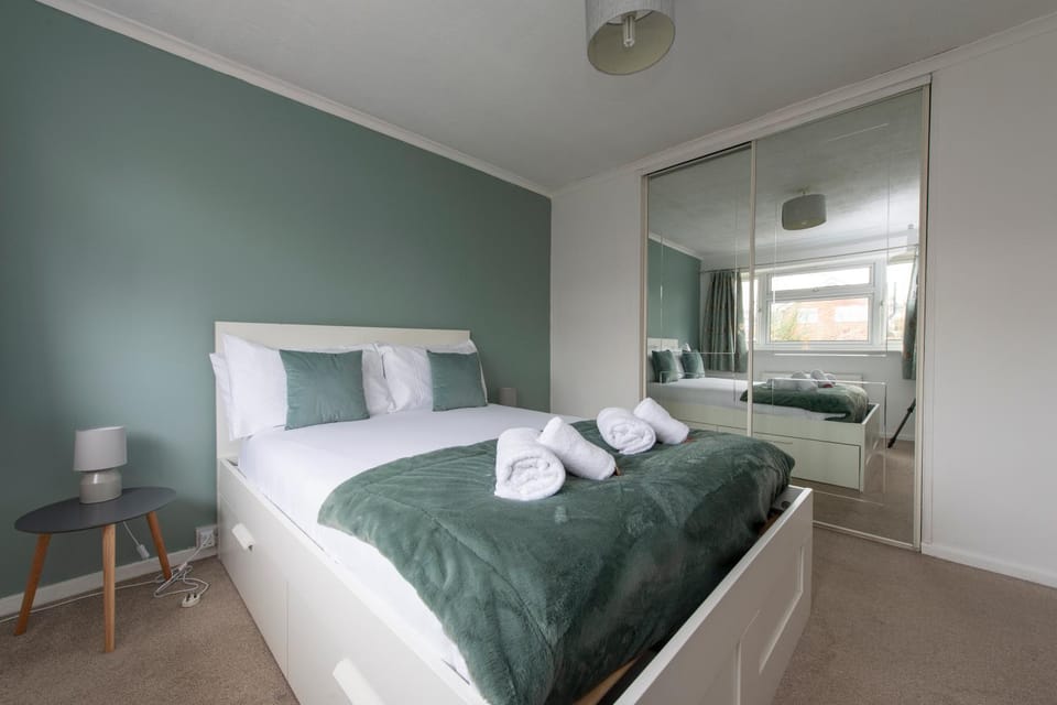 4 BR Maidstone Spacious House -Drive Parking sleeps 7 House in Maidstone