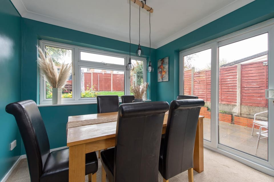 4 BR Maidstone Spacious House -Drive Parking sleeps 7 House in Maidstone
