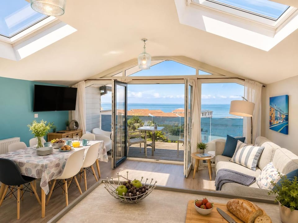 Spacious 3 Bed Seaview Retreat - Family-Friendly in Westward Ho! Apartment in Westward Ho