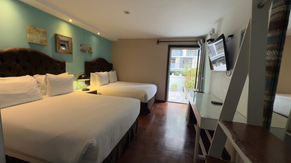 Bed, TV and multimedia, Photo of the whole room, Bedroom