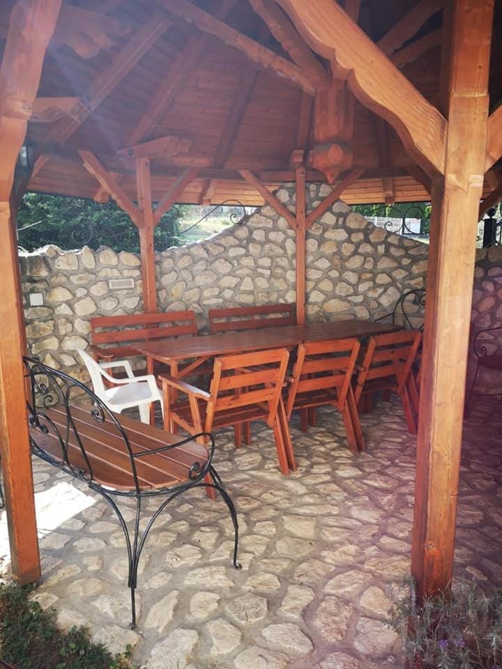 Azur & Smaragd Apartmanház Apartment in Hungary