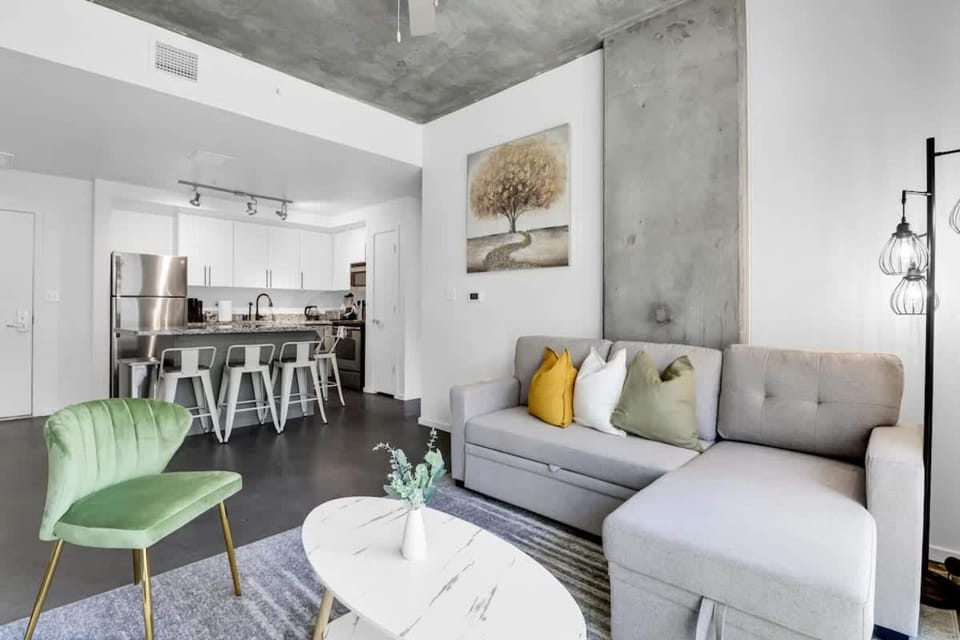 Centric 2BR In HEART of DTPHX Free Garage Parking Apartment in Phoenix