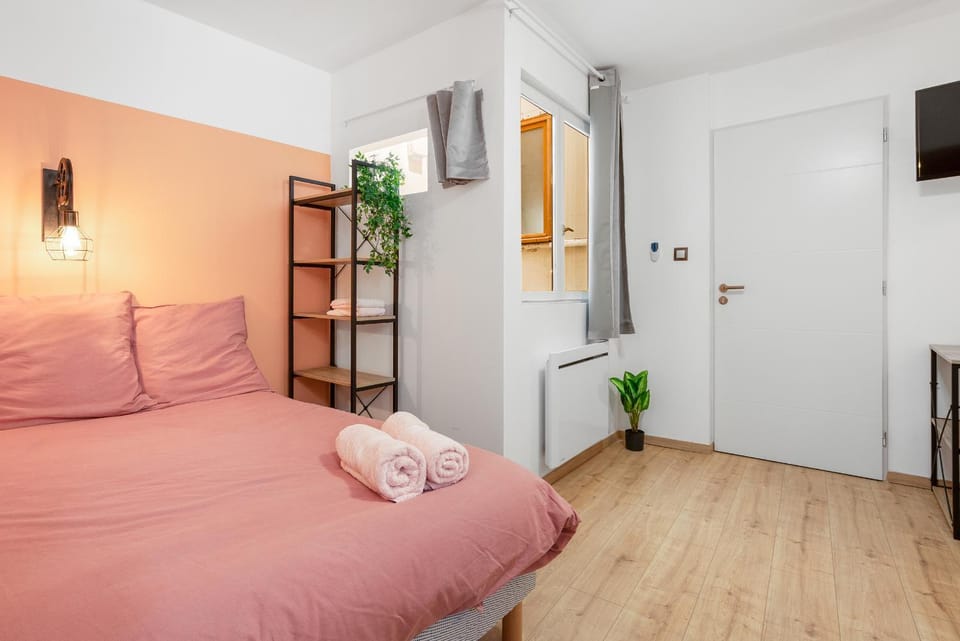 Bed, TV and multimedia, Photo of the whole room, Bedroom, towels, wardrobe