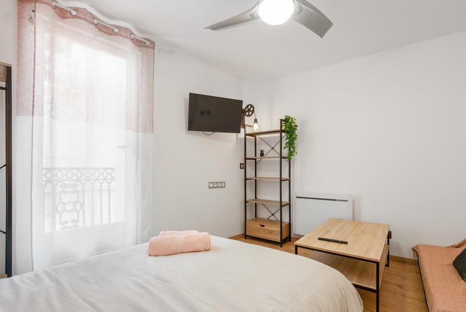 Bed, TV and multimedia, Photo of the whole room, Bedroom, storage