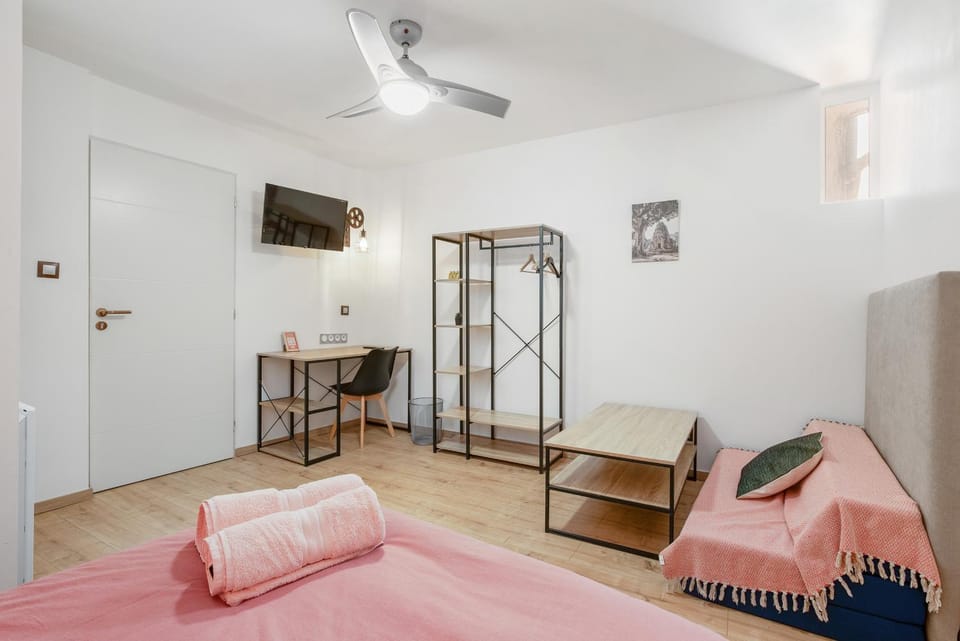 Bed, TV and multimedia, Photo of the whole room, Bedroom