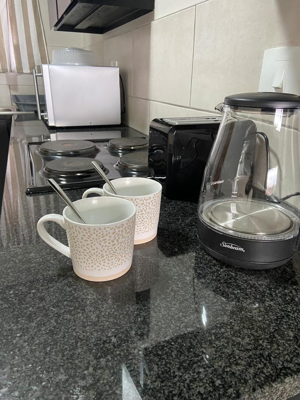 Coffee/tea facilities, Kitchen or kitchenette, stove, toaster