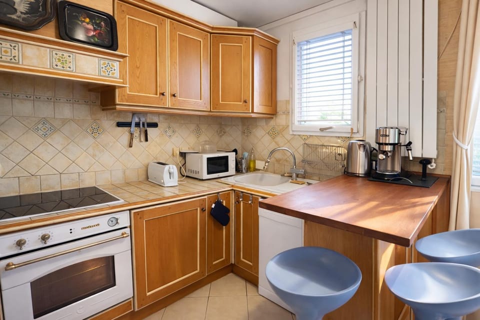 Kitchen or kitchenette, stove, kitchen