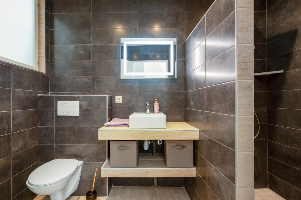 Shower, Toilet, Bathroom, towels