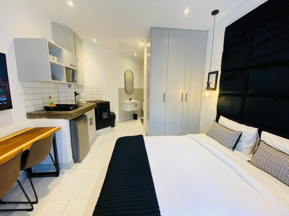 Bed, TV and multimedia, Kitchen or kitchenette, Living room, Photo of the whole room, Seating area, Dining area, Bedroom, minibar, stove, wardrobe