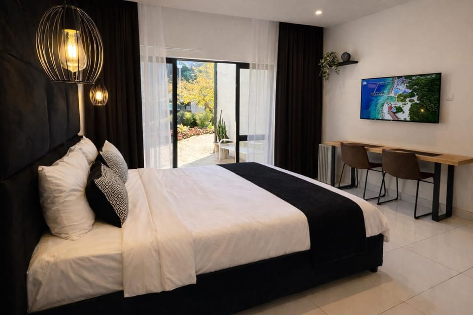 Bed, TV and multimedia, Living room, Photo of the whole room, Seating area, Bedroom