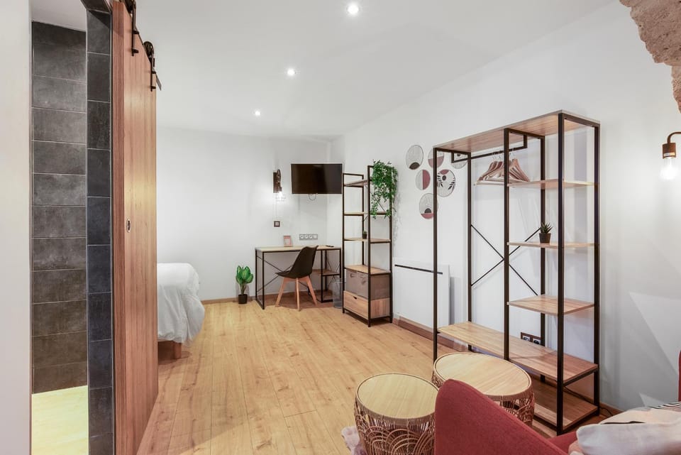Bed, Bathroom, TV and multimedia, Living room, Photo of the whole room, Seating area, Bedroom, wardrobe
