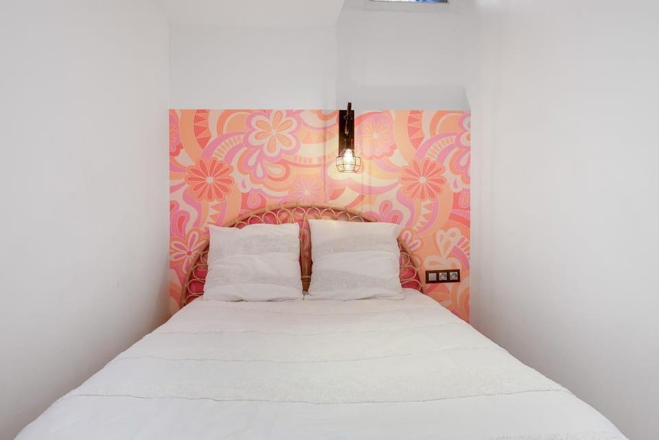 Nearby landmark, Bed, Decorative detail, Bedroom, shuttle, shuttle
