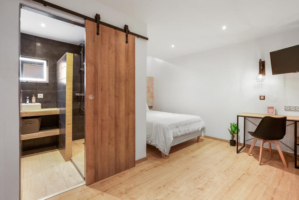 Shower, Toilet, Nearby landmark, Bed, Bathroom, TV and multimedia, Photo of the whole room, Bedroom, wardrobe
