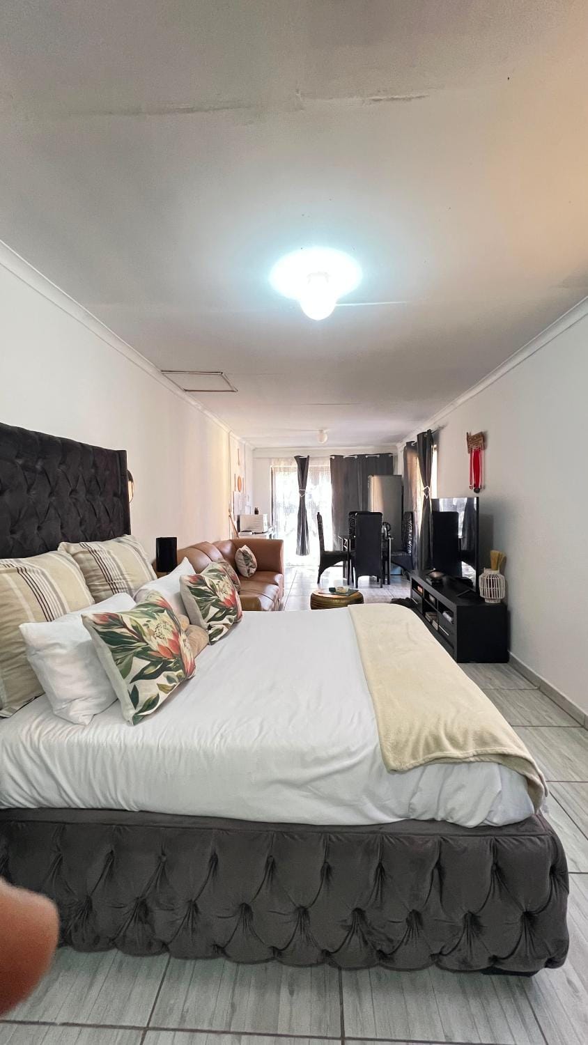 Communal lounge/ TV room, Photo of the whole room, Bedroom