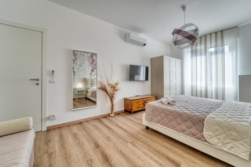 Bed, TV and multimedia, Photo of the whole room, Bedroom, air conditioner