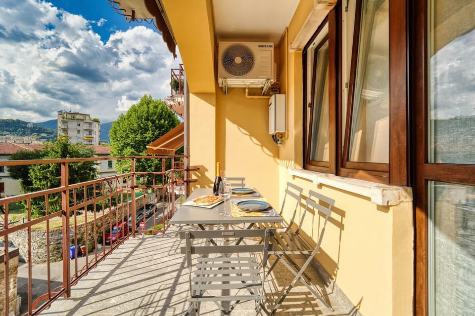 Natural landscape, View (from property/room), Balcony/Terrace, Dining area